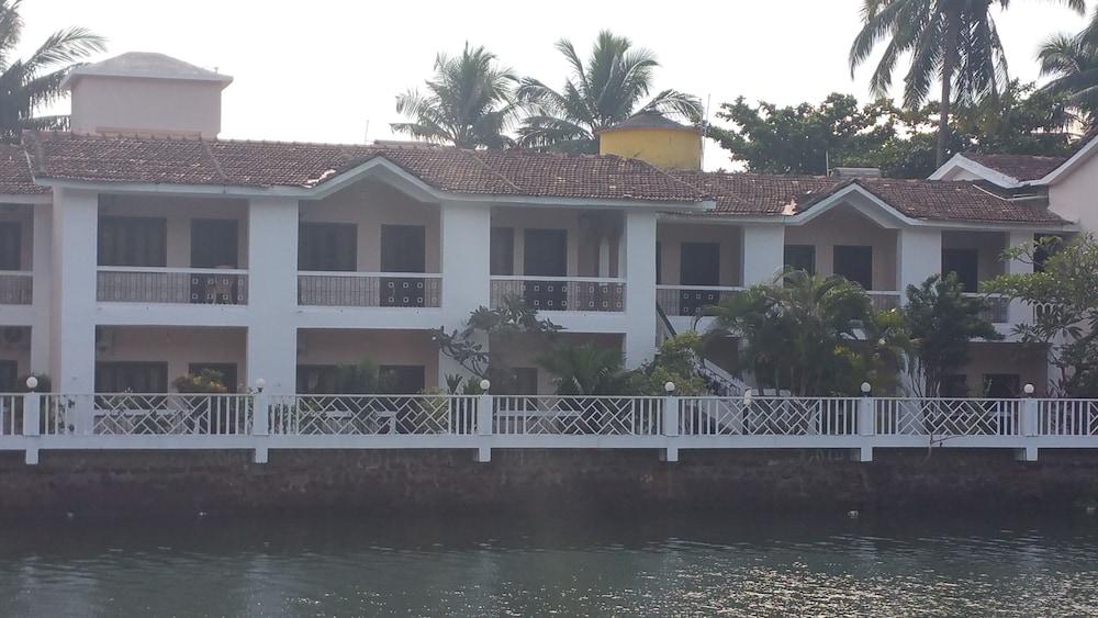 Hotel Riverside Baga Extérieur photo