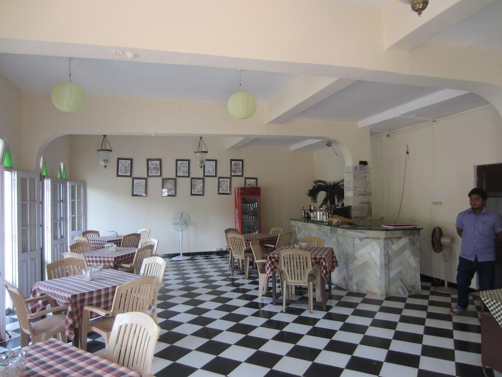 Hotel Riverside Baga Extérieur photo